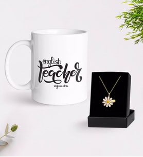 BK Gift Kişiye Özel İngilizce Öğretmeni Kupa Ve Papatya Kolye Hediye Seti-15 (Model 1)
