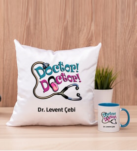 Doktor Doktor Kare Yastık ve Mavi Kupa Bardak