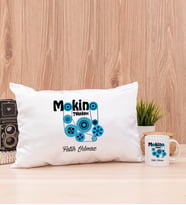 Makine Teknikeri Dikdörtgen Yastık ve Beyaz Kupa Bardak