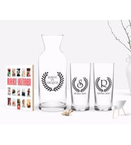 BK Gift Kişiye Özel Renkli Baskılı Çelenk Baş Harfli İsimli İkili Rakı Bardağı Karaf ve Cep Kitabı Hediye Seti-5 (Model 1)