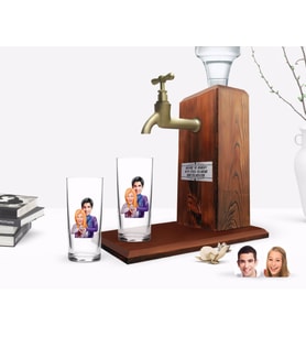 BK Gift Kişiye Özel Renkli Baskılı Sevgililer Karikatürlü İkili Rakı Bardağı ve Ahşap Rakı Standı Hediye Seti-89 (Model 1)