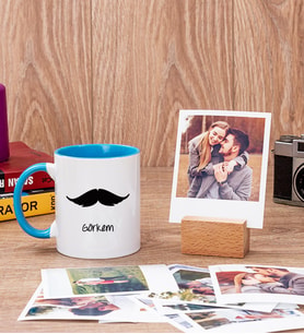 Bıyık Tasarım Mavi Kupa Bardak ve Ahşap Standlı Polaroid Set