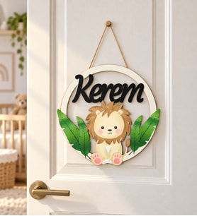 Gifties Yapraklar Arasında Minik Aslan Temalı Kişiye Özel Kapı Süsü