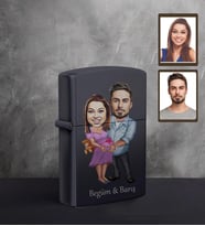 Kişiye Özel Sevgili Karikatürlü UV Baskılı Siyah Benzinli Çakmak Model 13
