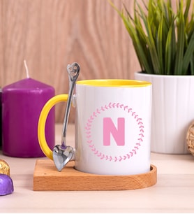 Pembe Renkli Baş Harf Tasarım Ahşap Altlıklı Sarı Kupa Bardak