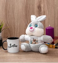 Kişiye Özel İsim Yazılı Siyah Kupa Bardak ve Peluş Tavşan