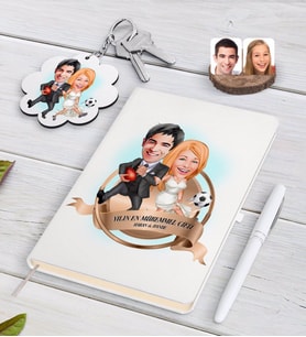 BK Gift Kişiye Özel Yılın En Mükemmel Çifti Karikatürlü Beyaz Defter Kalem ve Anahtarlık Hediye Seti-15 (Model 1)