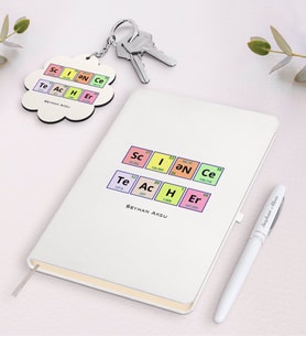 BK Gift Kişiye Özel Fen Bilimleri Öğretmeni Beyaz Defter Kalem Ve Anahtarlık Hediye Seti-3 (Model 1)