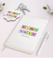 BK Gift Kişiye Özel Fen Bilimleri Öğretmeni Beyaz Defter Kalem Ve Anahtarlık Hediye Seti-3 (Model 1)