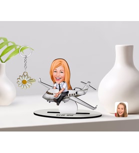 BK Gift Kişiye Özel Kadın Kaptan Pilot Karikatürlü 3D Ahşap Biblo ve İsimli Gold Papatya Anahtarlık (Model 1)