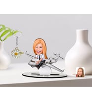 BK Gift Kişiye Özel Kadın Kaptan Pilot Karikatürlü 3D Ahşap Biblo ve İsimli Gold Papatya Anahtarlık (Model 1)