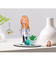 BK Gift Kişiye Özel Kadın Eczacı Karikatürlü 3D Ahşap Biblo ve İsimli Gold Papatya Anahtarlık-1 (Model 1)