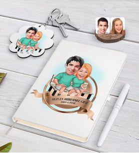 BK Gift Kişiye Özel Yılın En Mükemmel Çifti Karikatürlü Beyaz Defter Kalem ve Anahtarlık Hediye Seti-55 (Model 1)