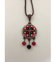 Yöresel Motif İşlemeli Kanaviçe Kolye