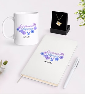 BK Gift Kişiye Özel Öğretmenler Gününüz Kutlu Olsun Beyaz Kupa Defter Kalem ve İsimli Papatya Kolye Hediye Seti-3 (Model 1)