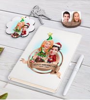 BK Gift Kişiye Özel Yılın En Mükemmel Çifti Karikatürlü Beyaz Defter Kalem ve Anahtarlık Hediye Seti-61 (Model 1)