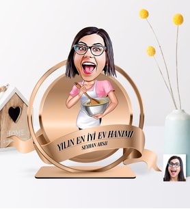 BK Gift Kişiye Özel Yılın En İyi Ev Hanımı Karikatürlü 3D Ahşap Biblo Plaket - 3