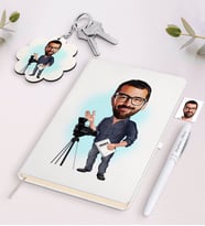 BK Gift Kişiye Özel Erkek Yönetmen Karikatürlü Beyaz Defter Kalem ve Anahtarlık Hediye Seti (Model 1)