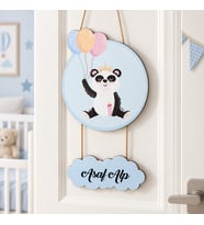 Meşgalem Balon Tutan Yavru Panda Temalı Kişiye Özel Kapı Süsü (Beyaz)