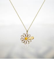BK Gift Kişiye Özel İsimli Papatya Kolye, Sevgiliye Hediye, Arkadaşa Hediye, Doğum Günü Hediyesi, Yıl Dönümü Hediyesi (Gold)