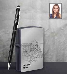 Kişiye Özel Yılbaşı Bayan Karikatürlü Siyah Çakmak Kalem Hediye Seti Model-1 (Model 1)