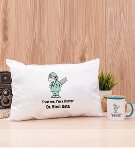 Doktor Esprili Dikdörtgen Yastık ve Mavi Kupa Bardak