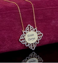 Altın Kaplama Gümüş Kenarları Zirkon Taşlı Kişiye Özel İsimli Fantezi Tasarım Kolye (Pembe)
