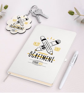BK Gift Kişiye Özel En İyi Sınıf Öğretmeni Beyaz Defter Kalem Ve Anahtarlık Hediye Seti-5 (Model 1)