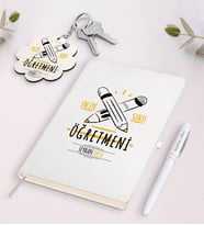 BK Gift Kişiye Özel En İyi Sınıf Öğretmeni Beyaz Defter Kalem Ve Anahtarlık Hediye Seti-5 (Model 1)