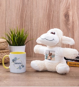 İsme Özel Çiçek Desenli Sarı Kupa Bardak ve Peluş Koyun