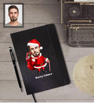 Kişiye Özel Yılbaşı Erkek Karikatürlü Siyah Defter Kalem Hediye Seti Model-1