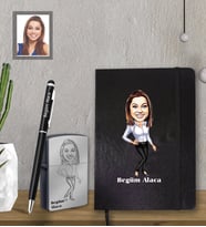 Kişiye Özel Öğretmen Karikatürlü  Siyah Defter Kalem Çakmak Hediye Seti  Bayan-10 (Model 1)