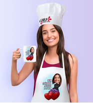 BK Gift Kişiye Özel En Güzel Anne Karikatürlü Mutfak Önlüğü Aşçı Şapkası ve Kupa Seti (Beyaz)