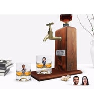 BK Gift Kişiye Özel Renkli Baskılı Erkek ve Kadın Patron Karikatürlü İkili Viski Bardağı ve Ahşap Viski Standı Hediye Seti-3 (Model 1)