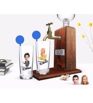 BK Gift Kişiye Özel Renkli Baskılı Erkek ve Kadın Karikatürlü İkili Vodka Bardağı ve Ahşap Vodka Standı Hediye Seti-8 (Model 1)