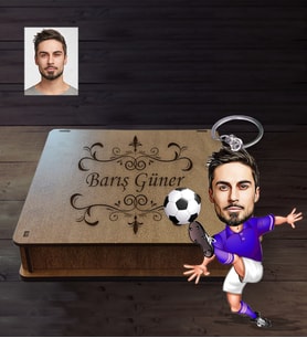 Kişiye Özel Futbolcu Karikatürlü  Ahşap Anahtarlık Kutulu Bay-2
