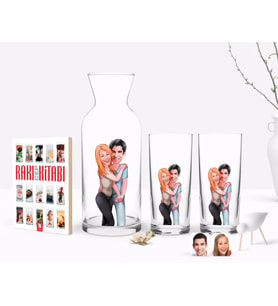 BK Gift Kişiye Özel Renkli Baskılı Sevgililer Karikatürlü İkili Rakı Bardağı Karaf ve Cep Kitabı Hediye Seti-85 (Model 1)