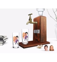 BK Gift Kişiye Özel Renkli Baskılı Sevgililer Karikatürlü İkili Rakı Bardağı ve Ahşap Rakı Standı Hediye Seti-3 (Model 1)