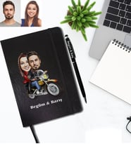 Kişiye Özel Motorcu Sevgili Karikatürlü Siyah Defter Kalem Hediye Seti Model 1