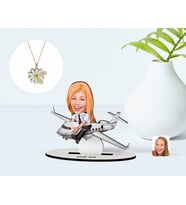 BK Gift Kişiye Özel Kadın Kaptan Pilot Karikatürlü 3D Ahşap Biblo ve İsimli Tarihli Papatya Kolye Seti (Model 1)