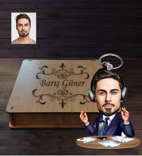 Kişiye Özel Spiker Karikatürlü  Ahşap Anahtarlık Kutulu Bay-1