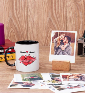 Sevgiliye Hediye Tarihli ve İsimli Siyah Kupa ve Ahşap Standlı Polaroid Set