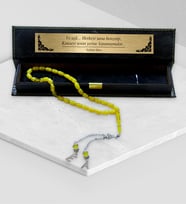 BK Gift Kişiye Özel Deri Kutuda Harf Uçlu Kapsül Kesim Hareli Sıkma Kehribar Tespih (Sarı)