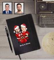 Kişiye Özel Yılbaşı Arkadaş Karikatürlü Siyah Defter Kalem Hediye Seti Model-1