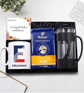 Kişiye Özel Mavi Ve Kırmızı Harf Ve İsim Baskılı Tasarım Kupa & French Press & 250 Gram Tchibo Special Filtre Kahve Hediye Seti
