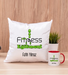 Fitness Eğitmeni Kare Yastık ve Kırmızı Kupa Bardak