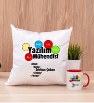 Yazılım Mühendisi Kare Yastık ve Kırmızı Kupa Bardak
