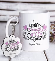 BK Gift Kişiye Özel Yılın En Sempatik Sevgilisi Beyaz Kupa ve Anahtarlık Hediye Seti (Model 1)