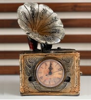 Nostaljik Gramofon Görünümlü Masa Saati