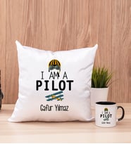 Pilot Kare Yastık ve Siyah Kupa Bardak